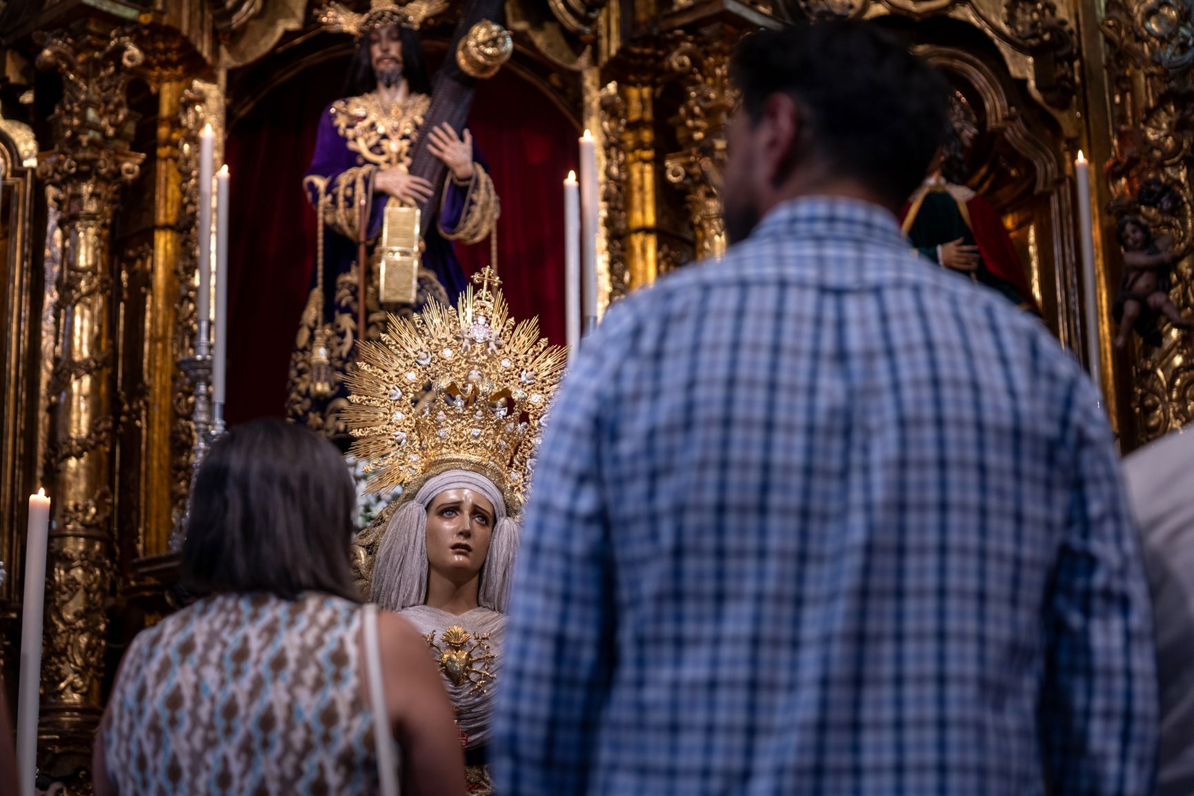 Un hombre reza a la Virgen de Dolores.