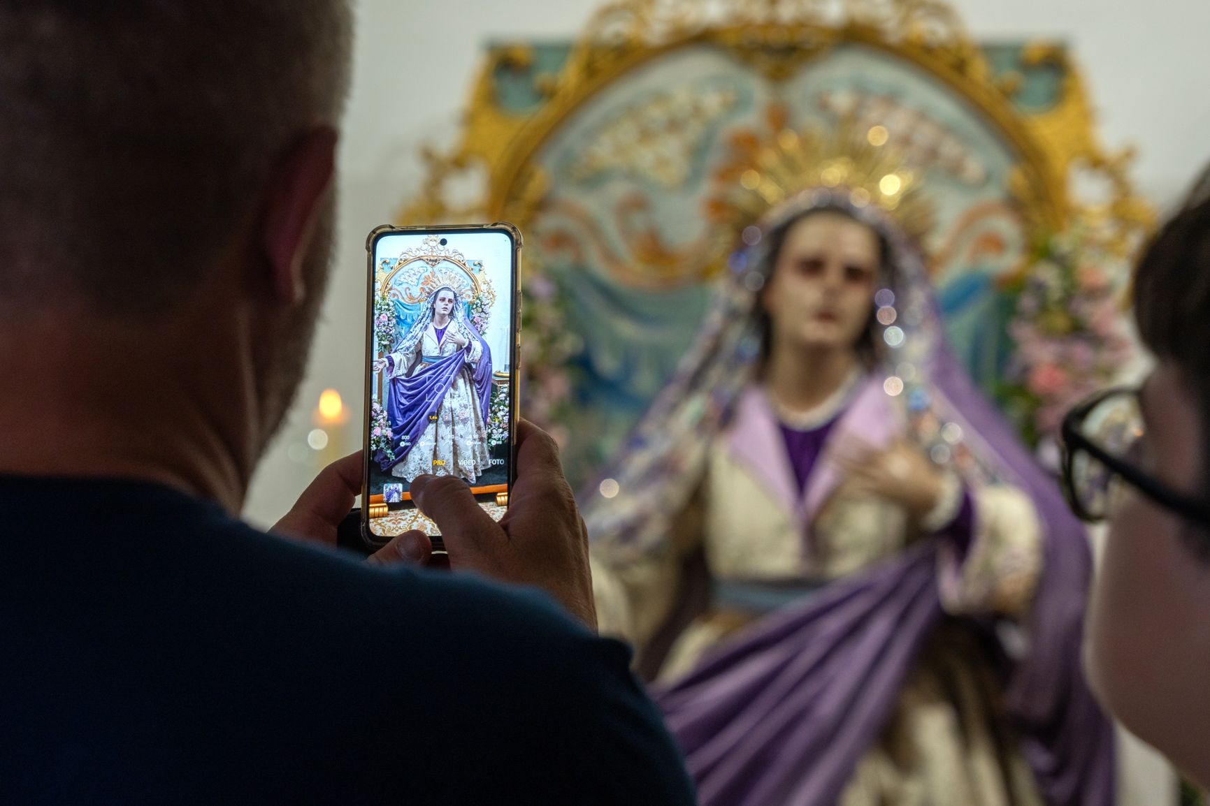 La Piedad, fotografiada por uno de los fieles.