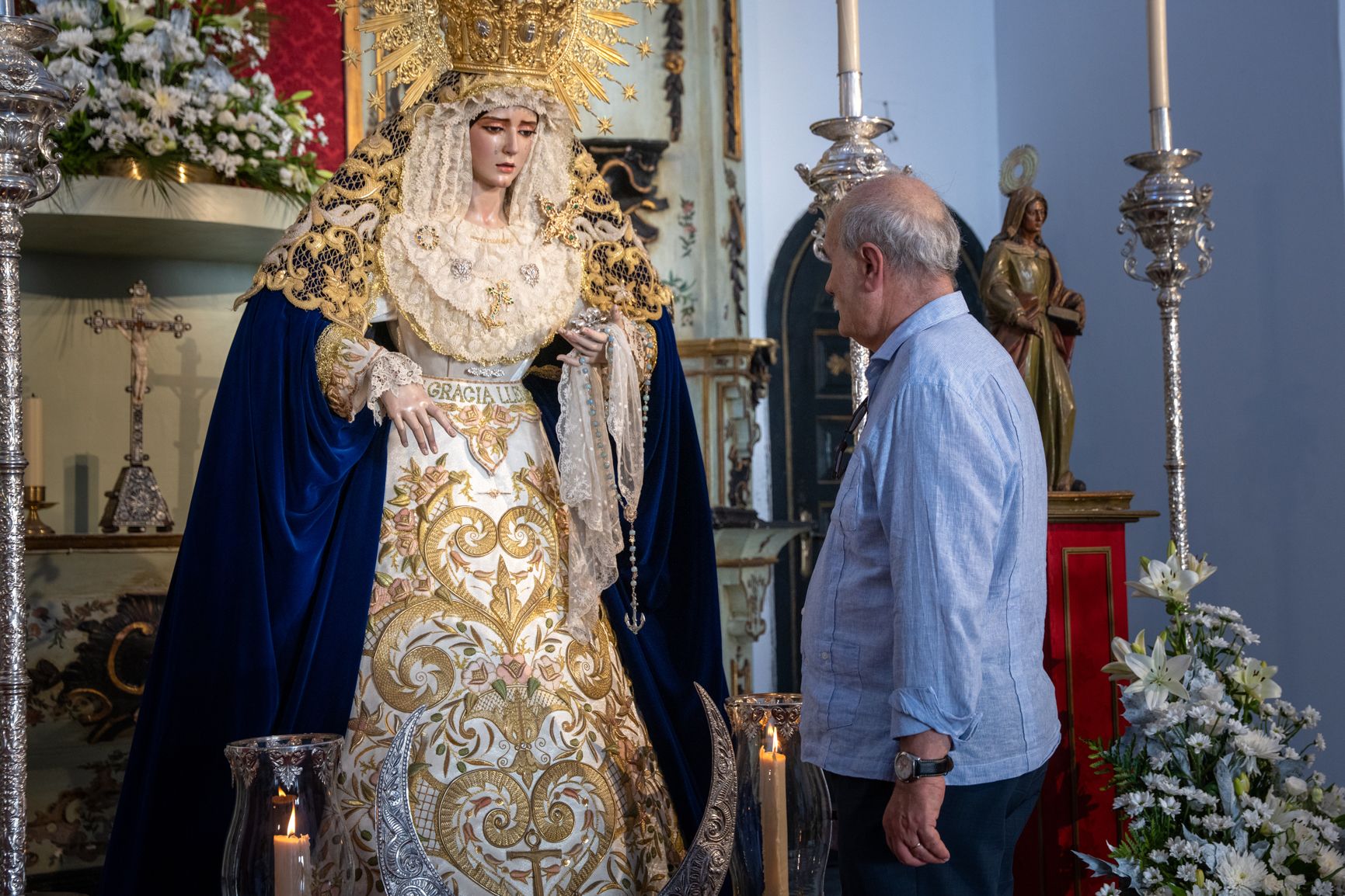 El presidente del Consejo de Hermandades de Cádiz, Juan Carlos Jurado, junto a la Esperanza.