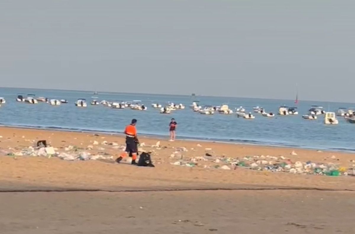 Basura abandonada en la playa en Sanlúcar