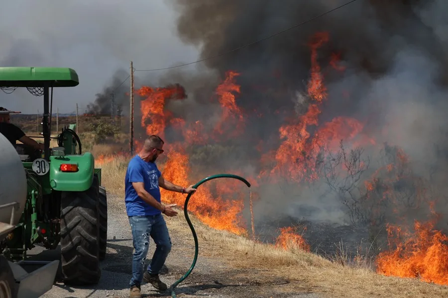 Un hombre intenta sofocar un incendio en Oursen.