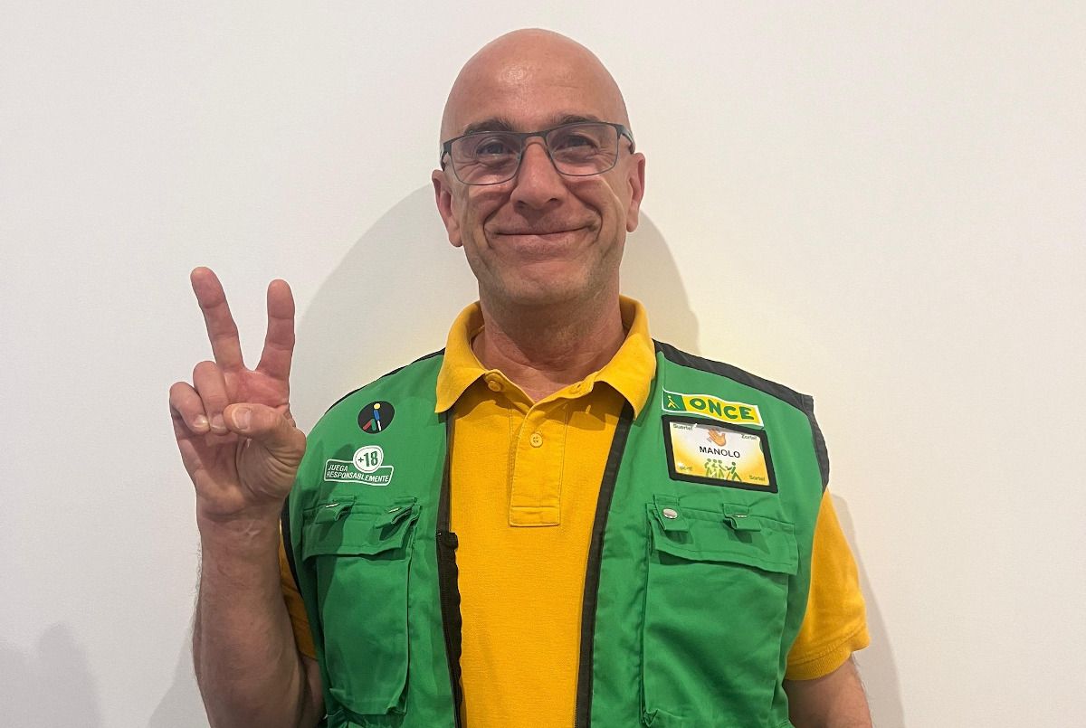 Manuel Alfonso Vera, vendedor de la ONCE que ha dado una alegría en Granada.