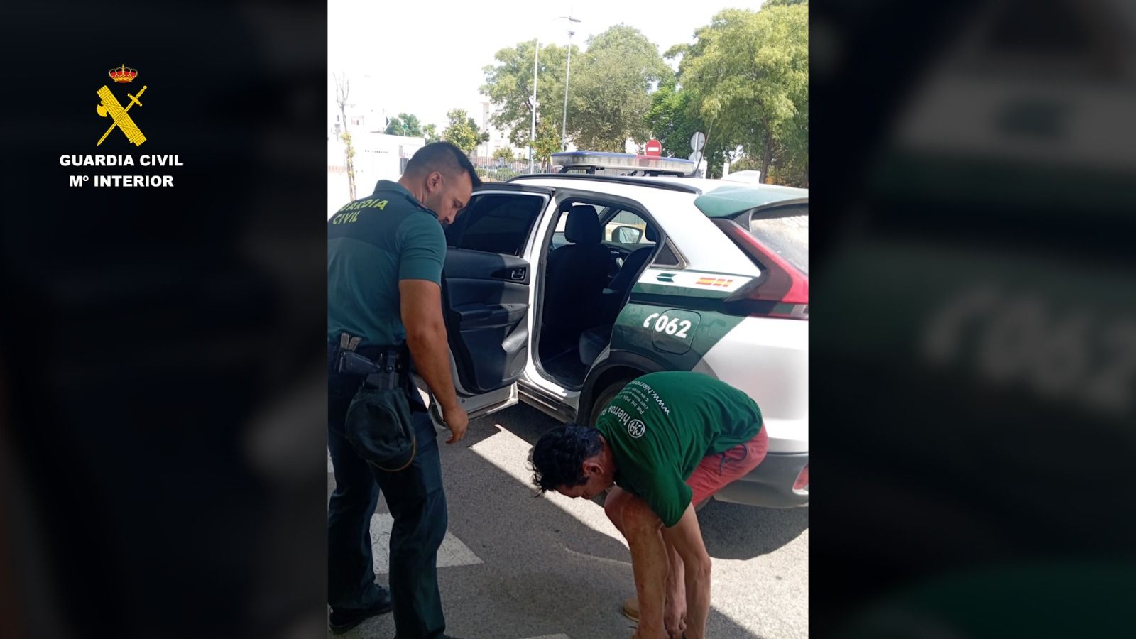 Así ha sido el rescate de un hombre atrapado en un zarzal en La Puebla del Río, Sevilla.