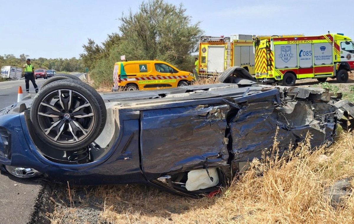 Coche volcado tras el accidente en Villamartín.