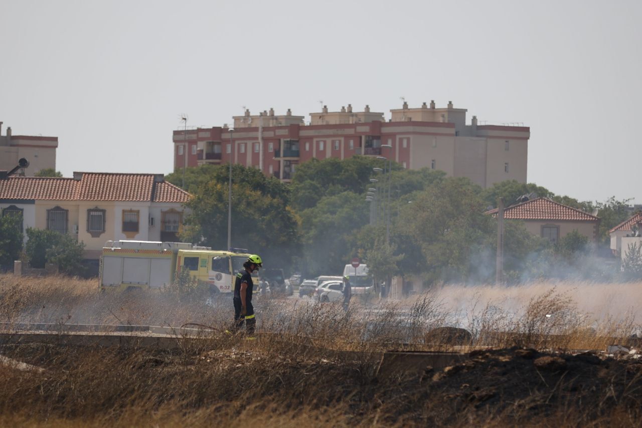 Los bomberos controlan el incendio en Jerez.