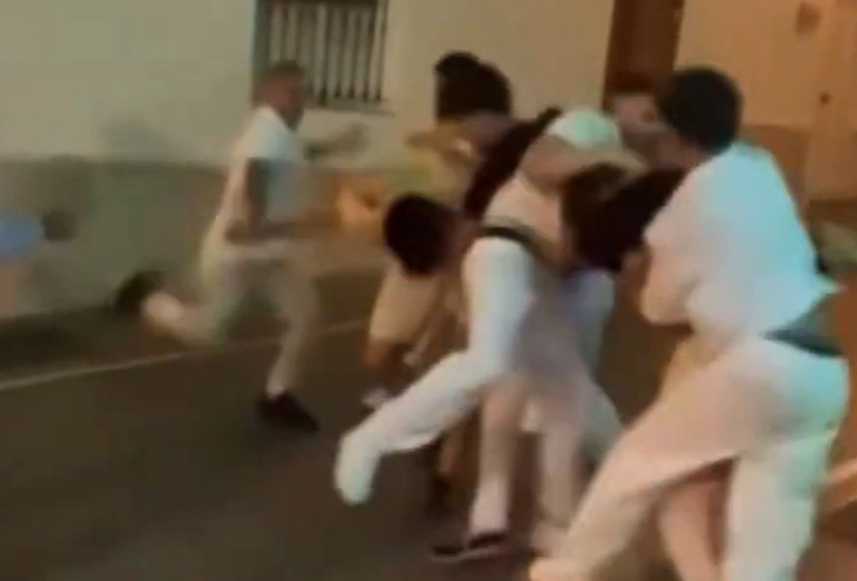 Brutal pelea multitudinaria en el centro de Conil.