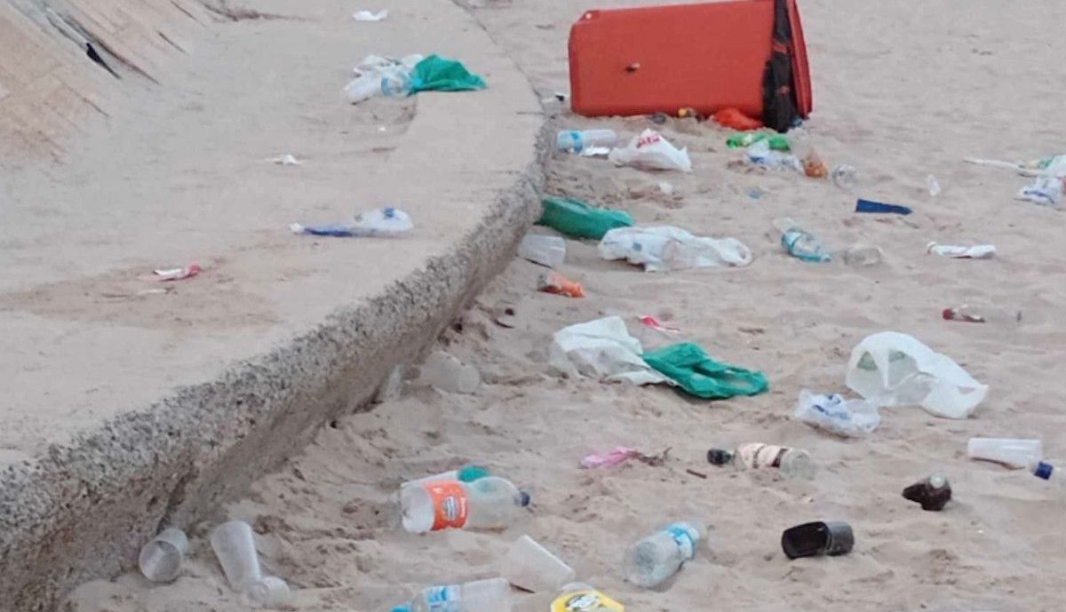 Botellas y plásticos tirados en la playa