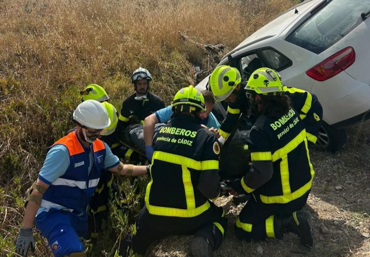 Asistencia al hombre que ha sufrido un accidente en El Puerto.