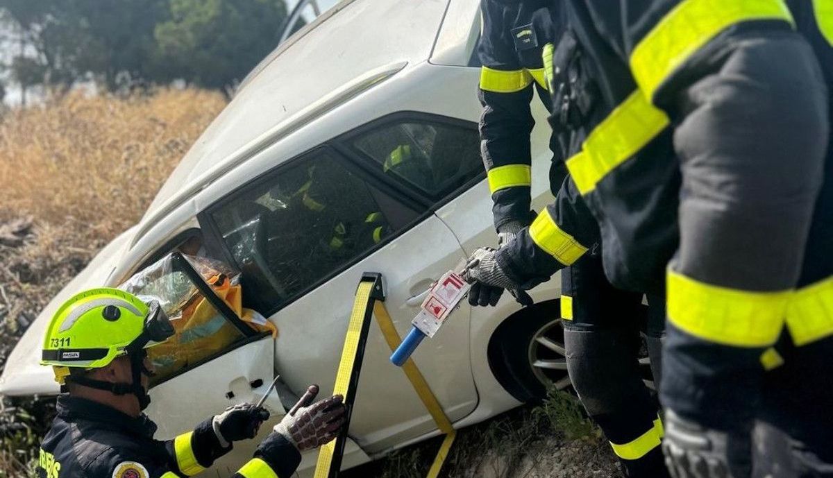 Bomberos ayudan al hombre a salir del coche