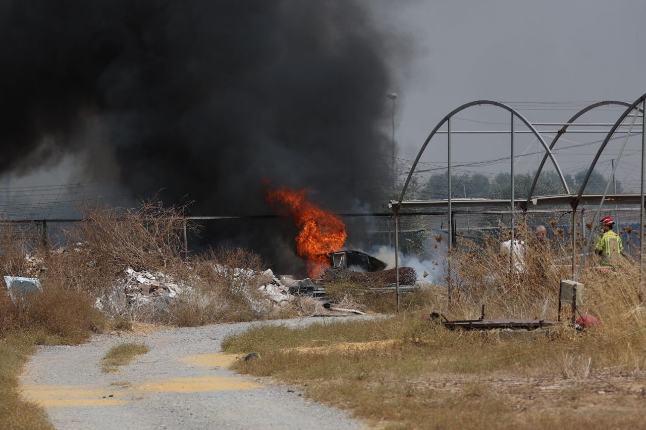Incendio de rastrojos en una finca de El Cuervo.