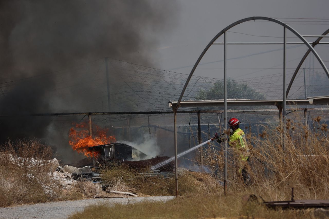 Los bomberos sofocan las llamas