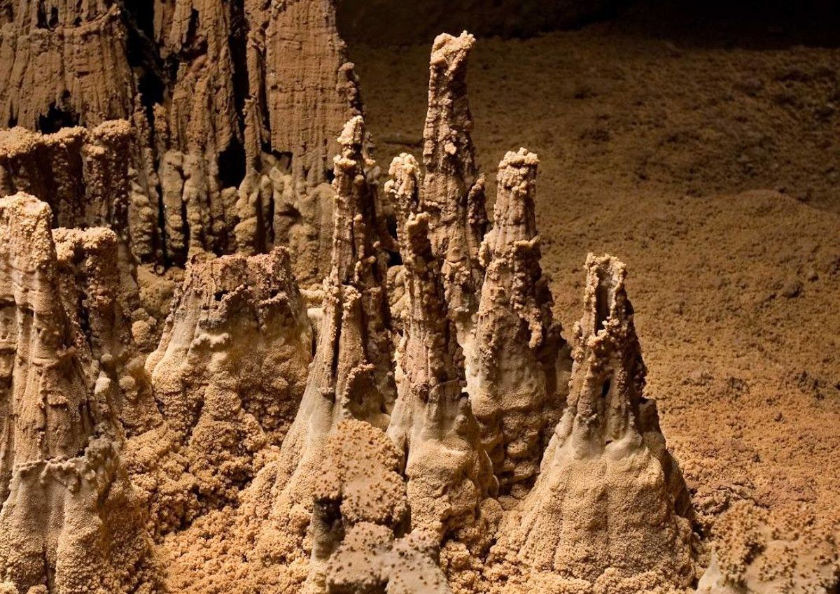 Interior de la Sima del Cacaco en Villaluenga del Rosario, Cádiz.