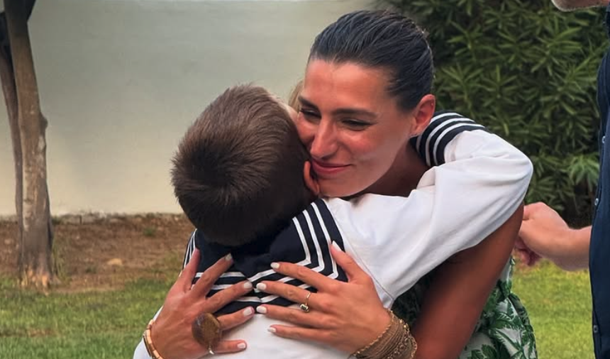 Eugenia Osborne y su hijo Tristán, en su Primera Comunión.