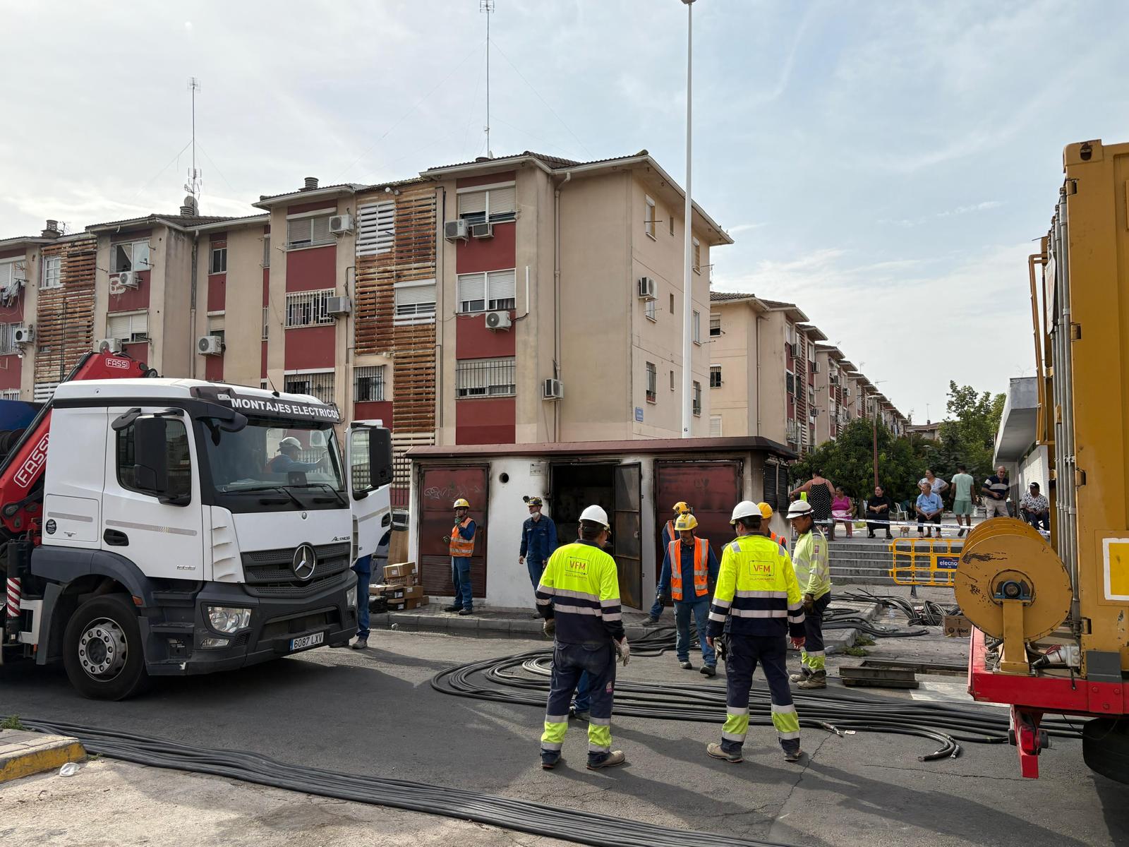 Trabajadores de Endesa reparando la avería en las Tres Mil.