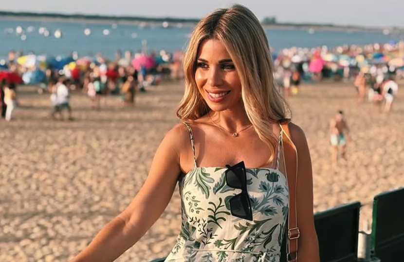 Natalia posando en una playa.