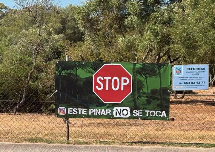 Nuevas pancartas en el pinar de El Águila en El Puerto.