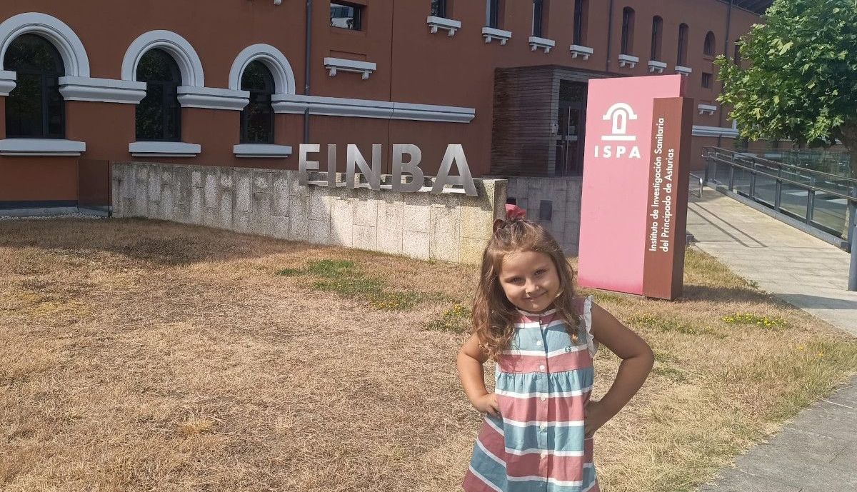 Valentina, en el centro donde se investiga un medicamento contra la FOP