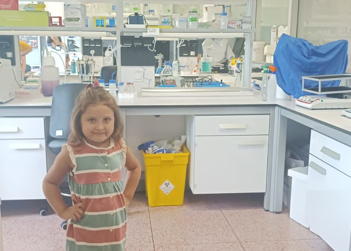 Valentina visita los laborarios del ISPA-FINBA en Asturias.