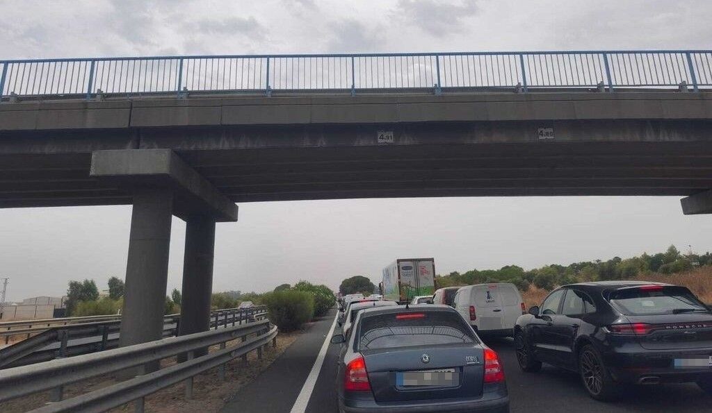 Atasco en la autopista AP4 este lunes.
