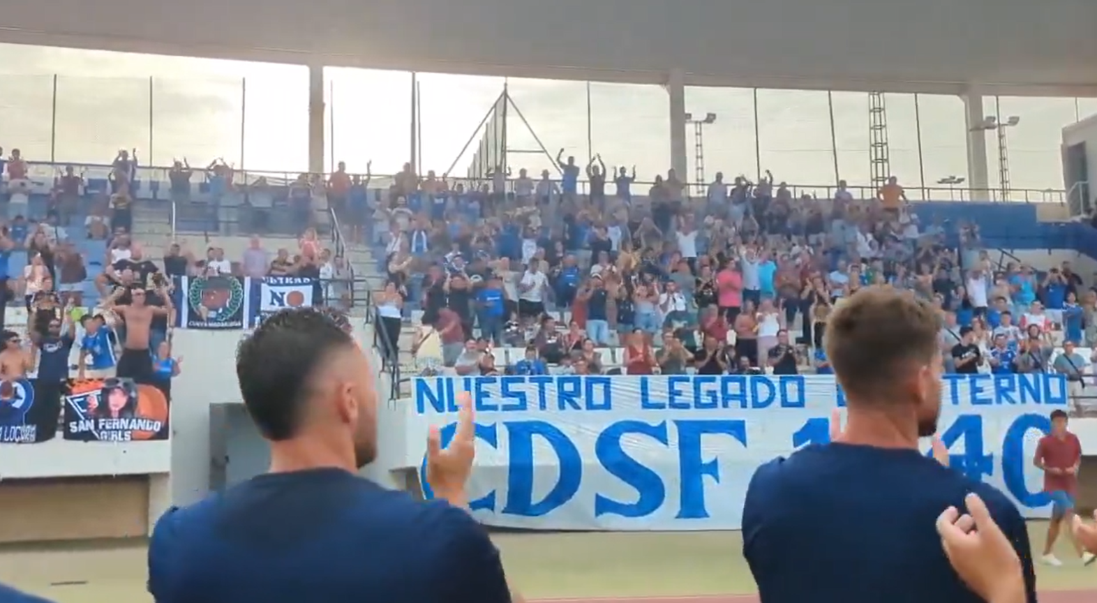 Jugadores del CD San Fernando 1940 aplauden a los aficionados.
