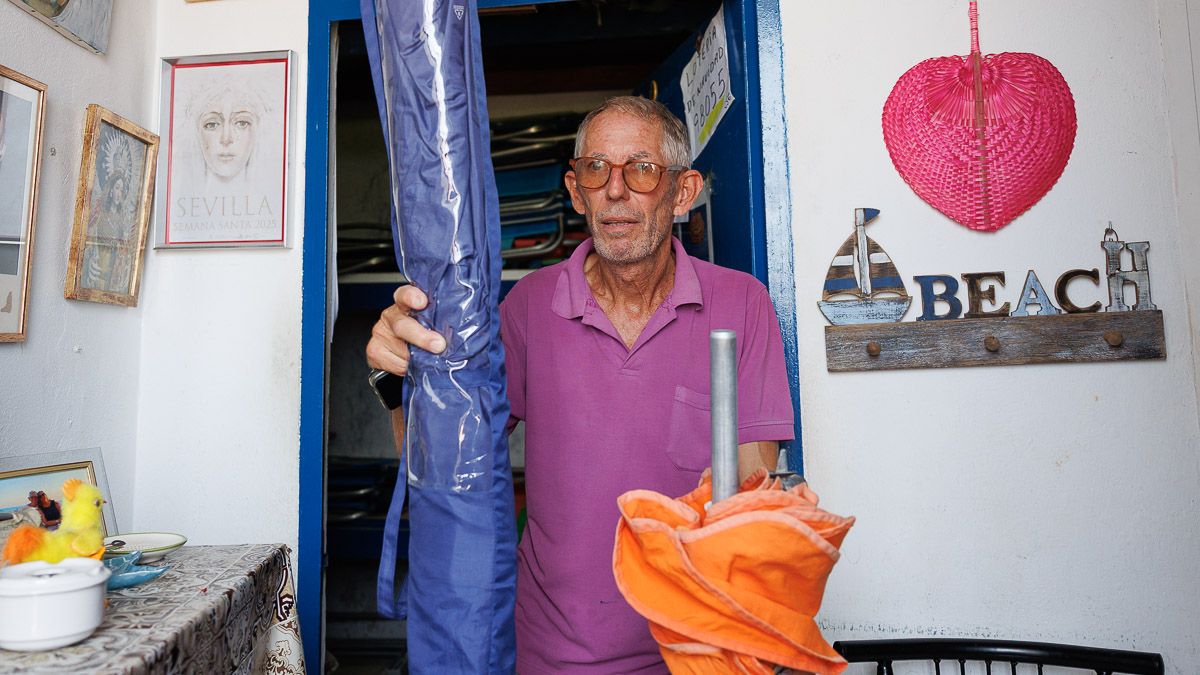 Juan, el sombrillero de Rota.