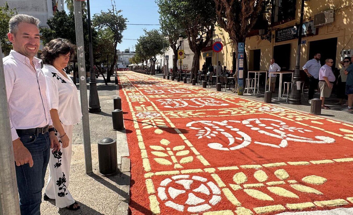 Carmen Álvarez, observando la alfombra de sal durante la semana pasada. Carmen Álvarez, observando la alfombra de sal durante la semana pasada.