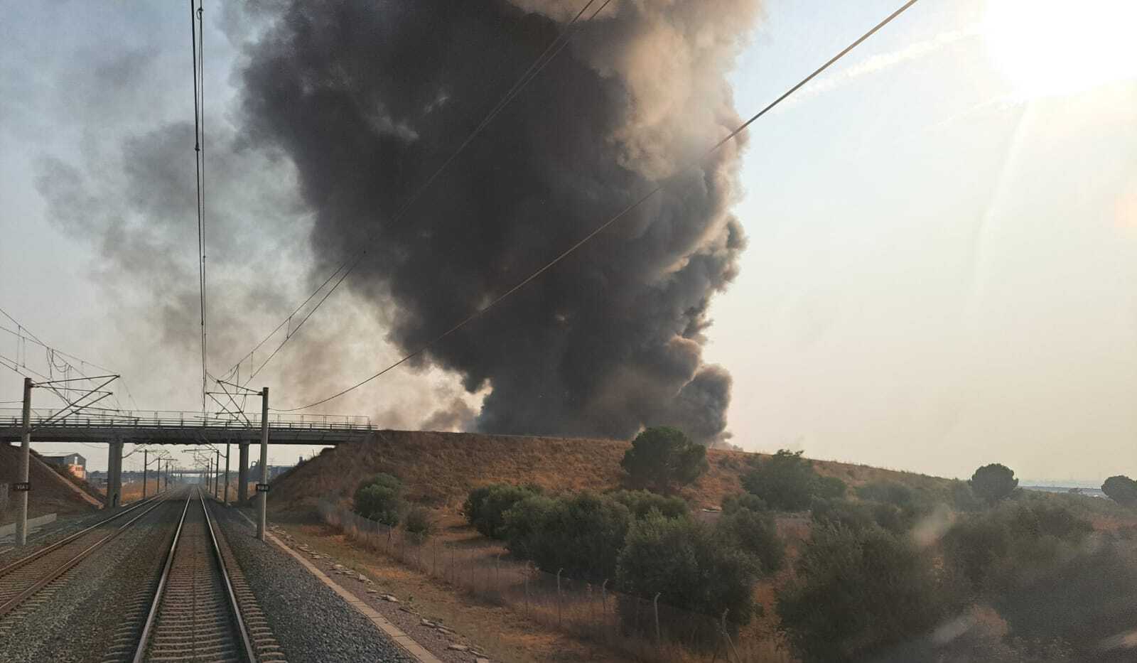 Fuego junto a las vías en Toledo.