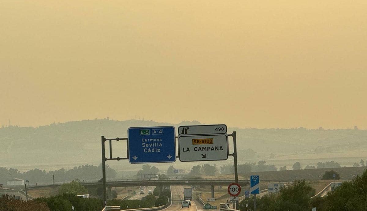 El cielo, naranja en la A 4 a la altura de Carmona.