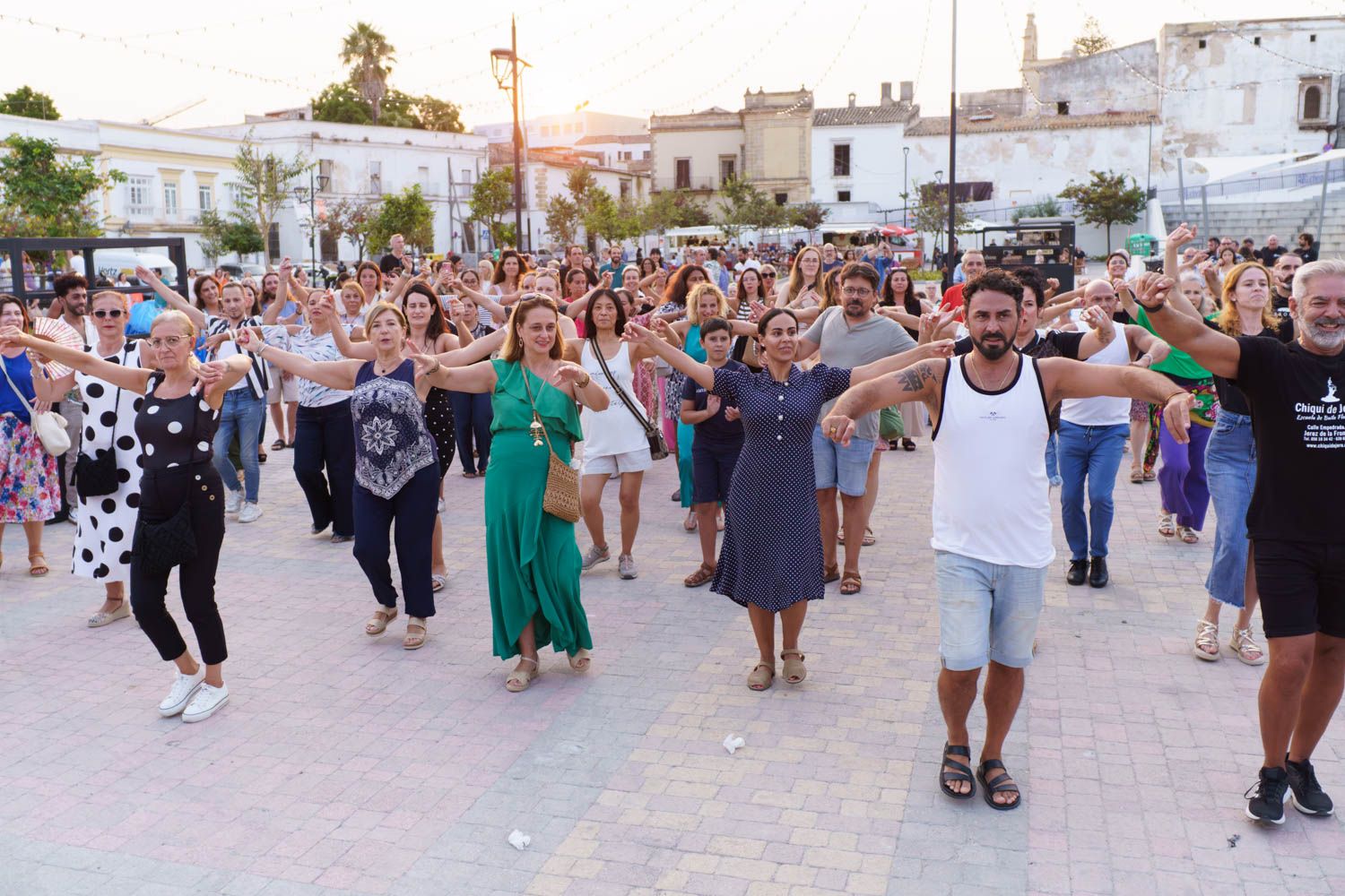 Asistente en la plaza Belén aprendiendo a bailar bulería.