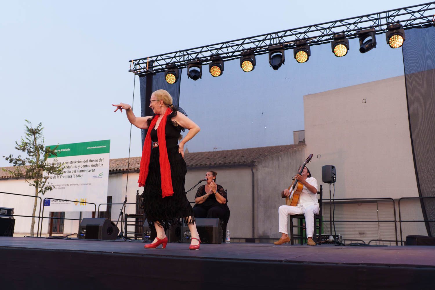 La Chiqui de Jerez sobre el escenario impartiendo la clase de bulería.