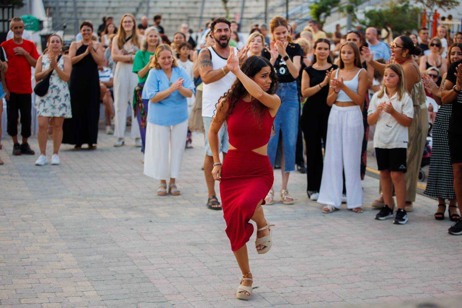Espontánea bailando en el centro del grupo.