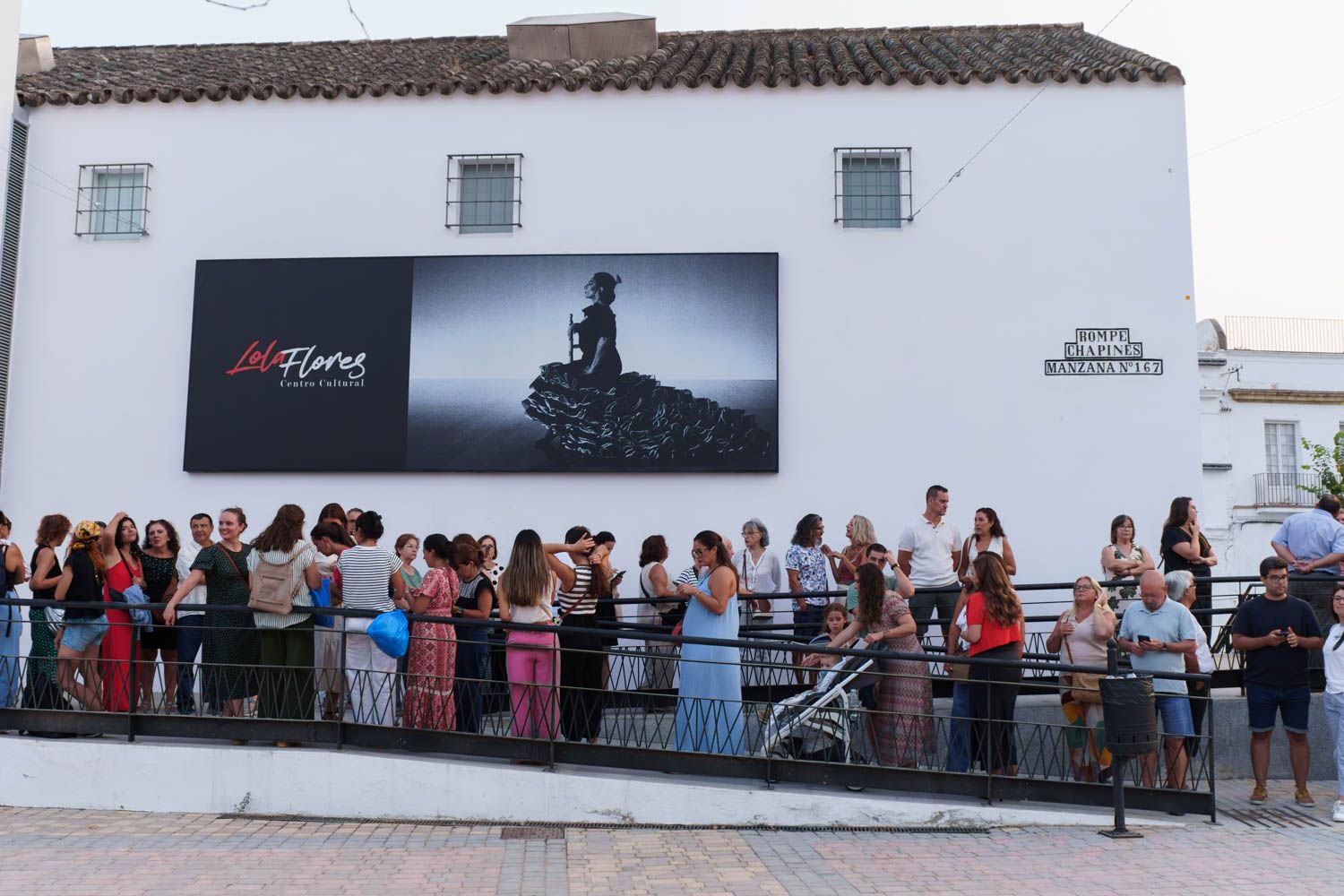 Visitantes al museo de Lola Flores ayer por la tarde.