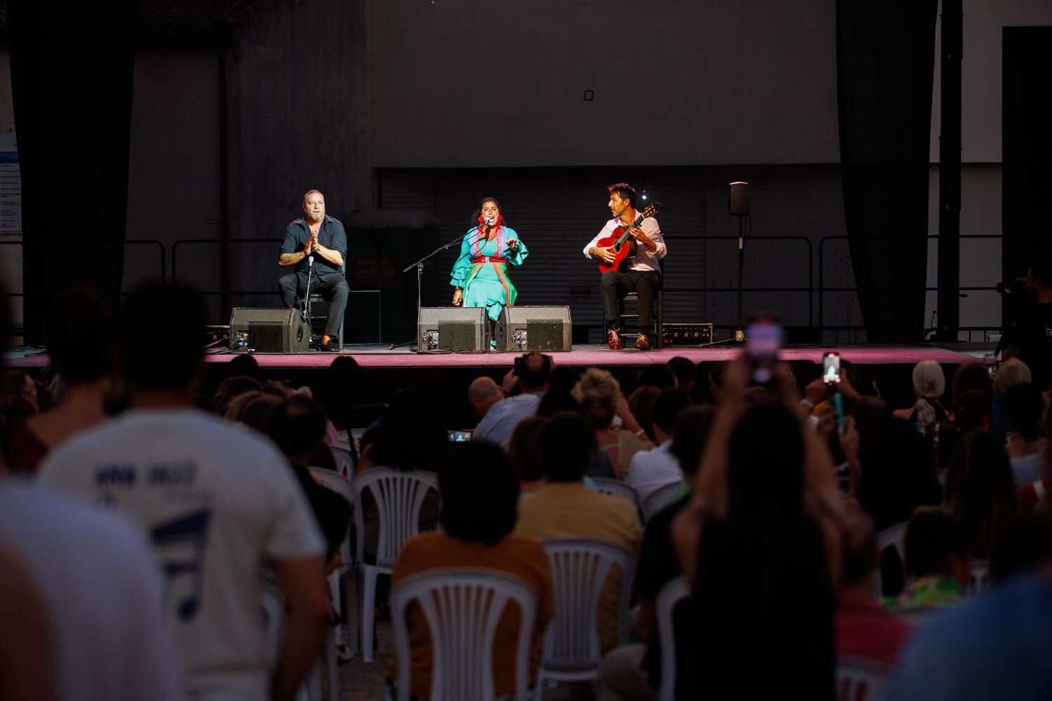 Eva la del Cristo comenzando su actuación.