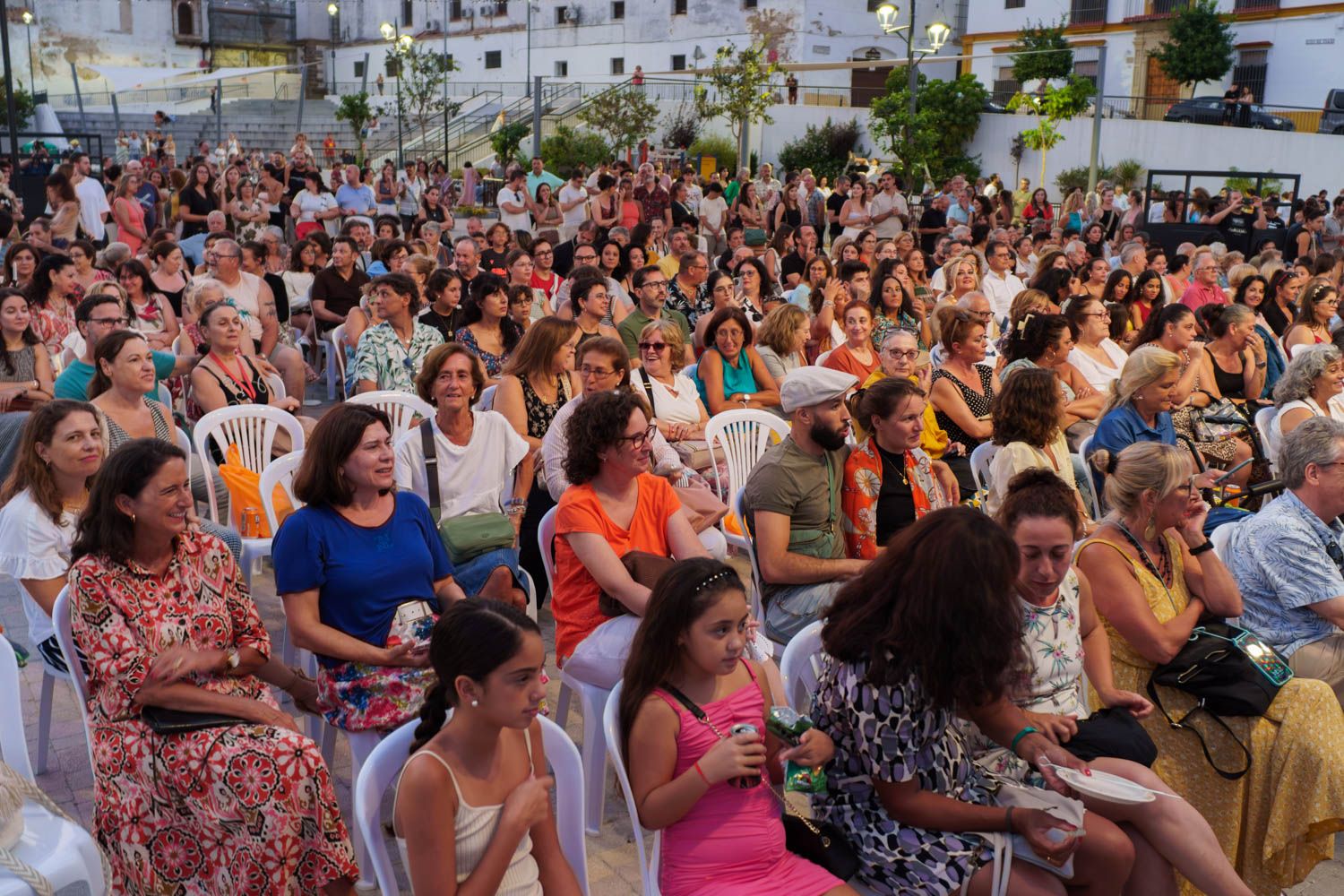 Los espectadores viendo la actuación.