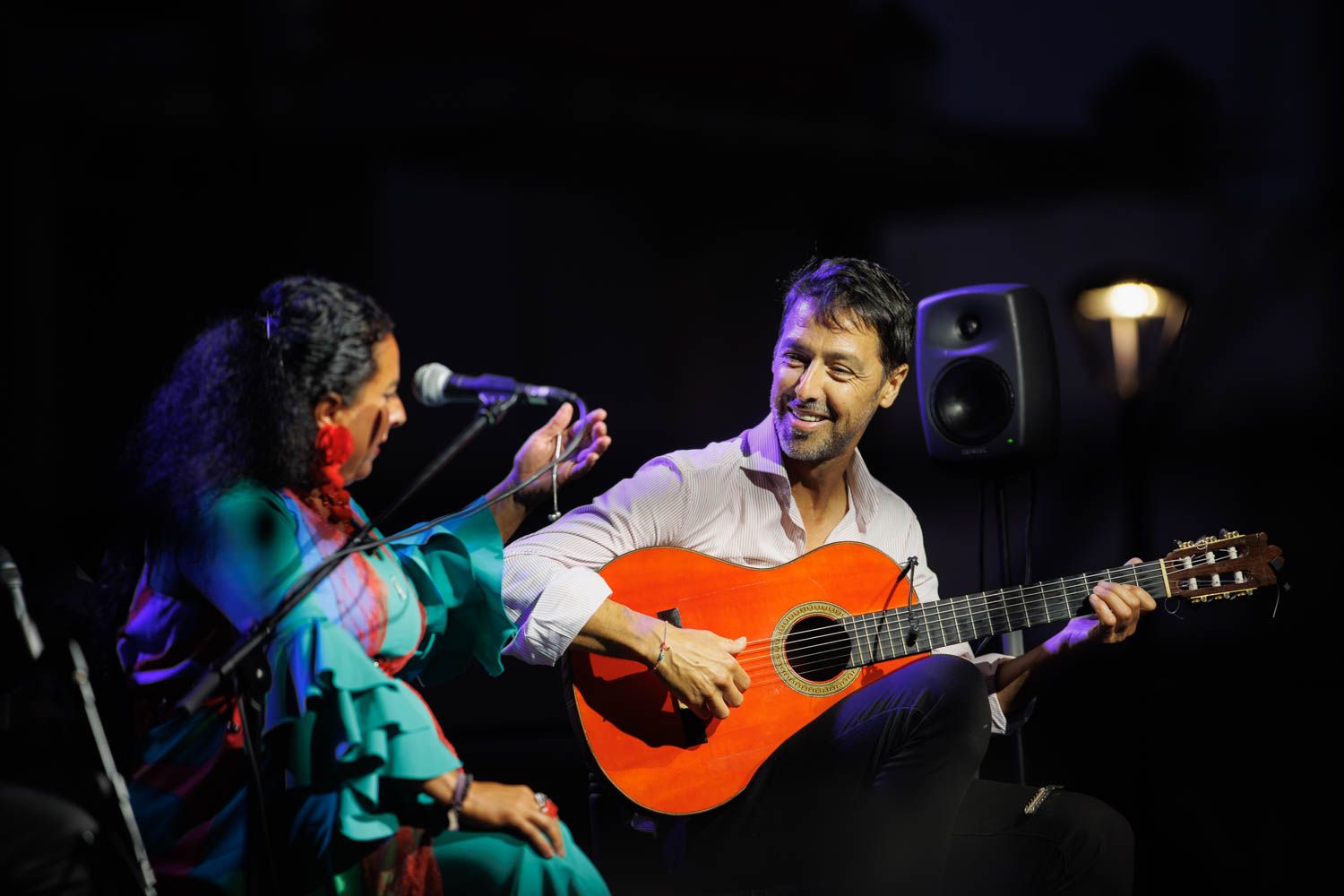 Santiago Moreno a la guitarra durante la actuación.