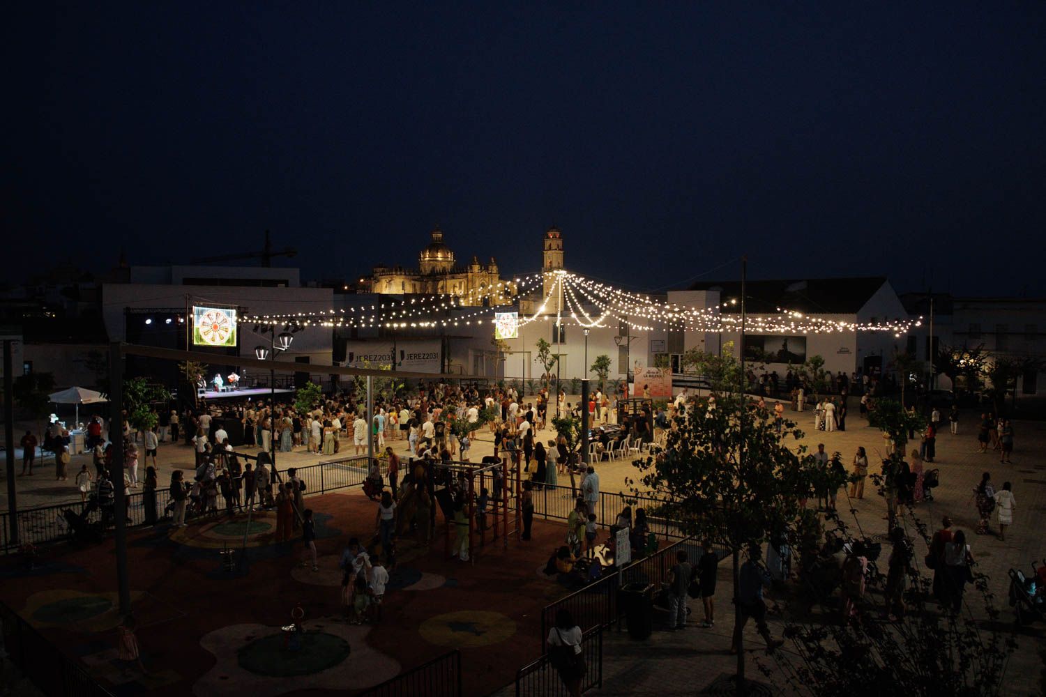 Vista general de la plaza Belén con la Catedral al fondo.