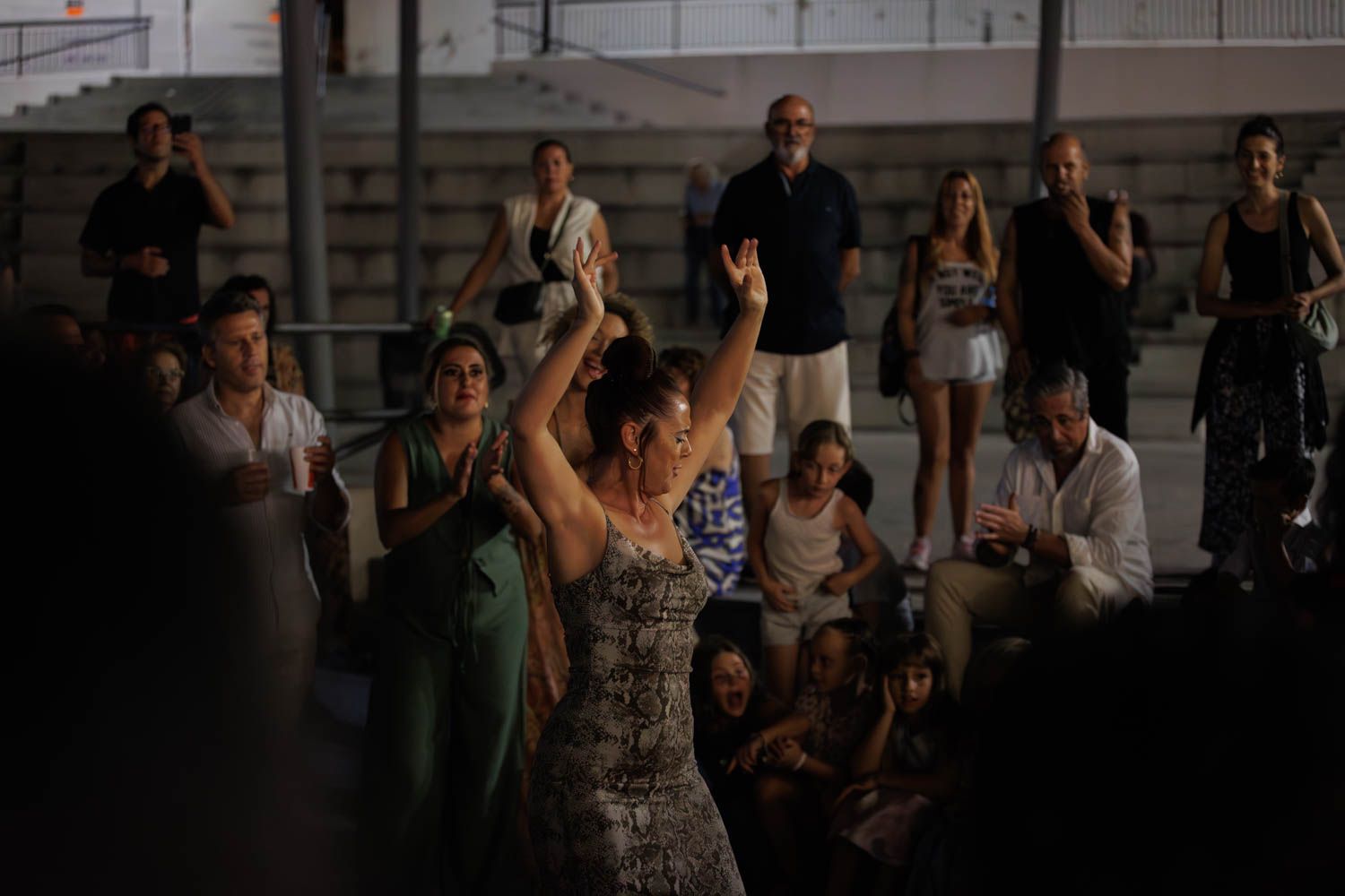 Público viendo bailar a una espontánea.