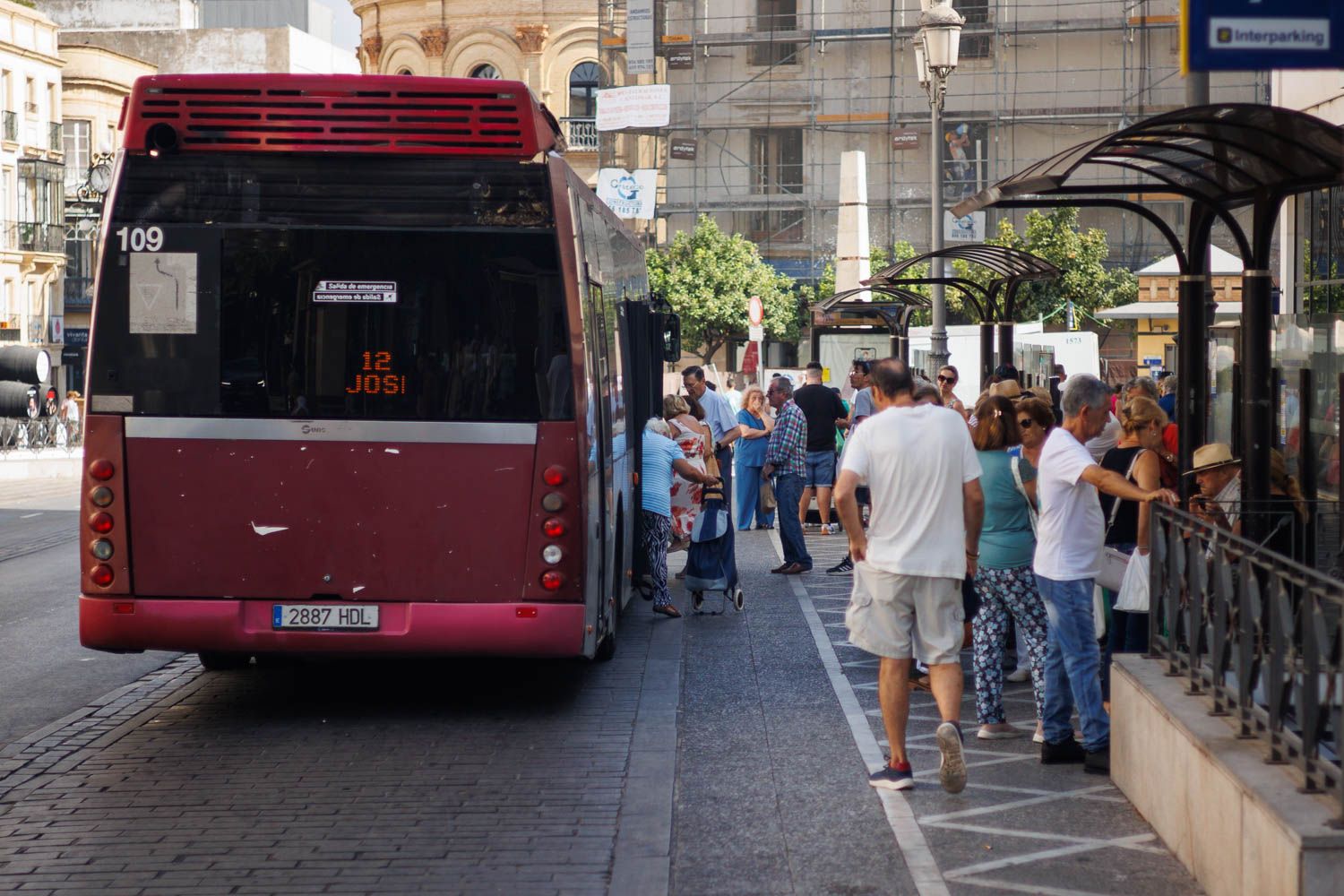 Autobús urbano en la plaza Esteve de Jerez