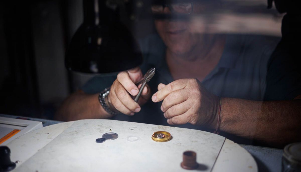 Las manos de Paco Poyato empleadas en una reparación. 