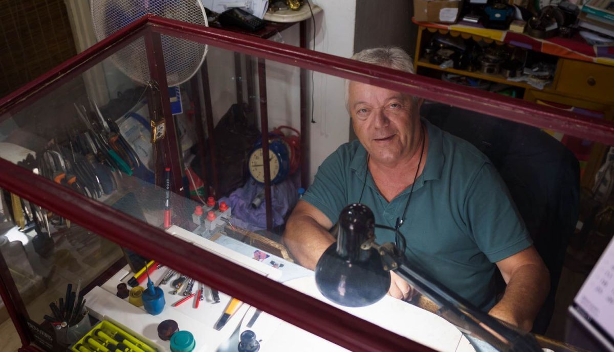 El relojero en su 'urna' de reparaciones. 