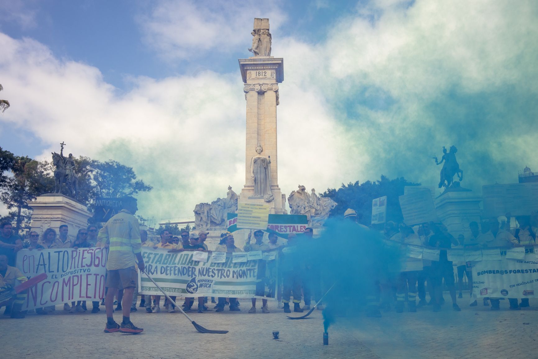 Bomberos del Infoca, durante la protesta llevada a cabo recientemente en Cádiz.