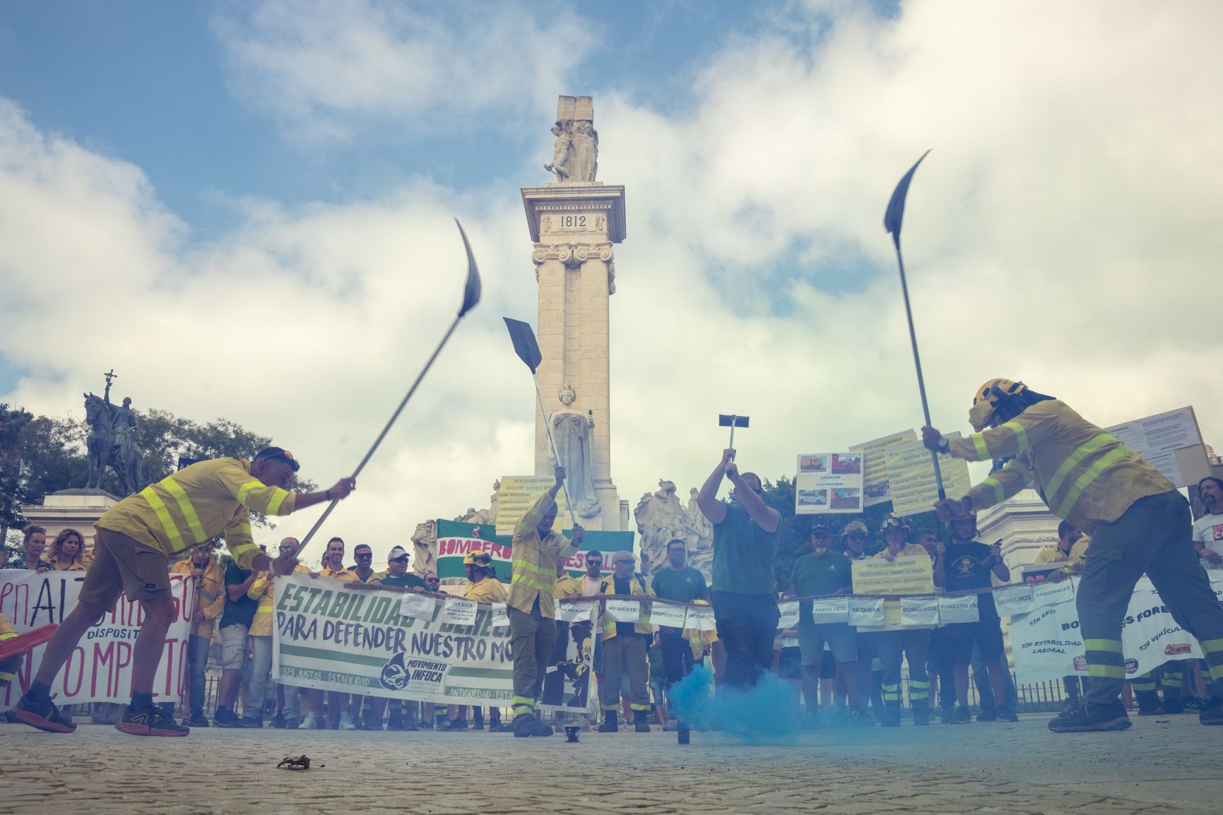 Bomberos del Plan Infoca, durante la protesta celebrada en Cádiz este miércoles.