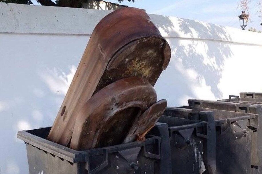 El ataúd, en un contenedor de la localidad de Castilblanco de los Arroyos.