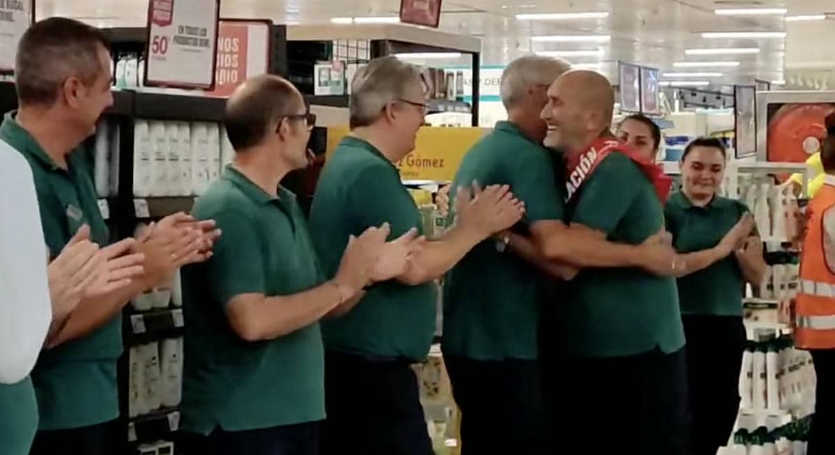 Un momento de la sorpresa a Carlos, que se jubila en El Corte Inglés de Jerez.