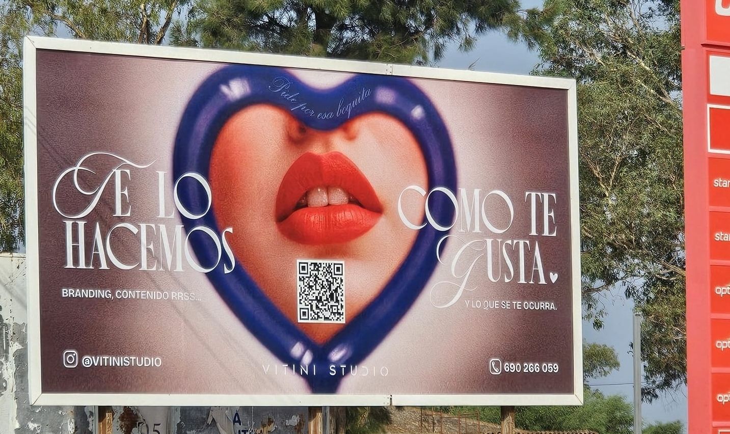 La valla con contenido sexista colocada en Chiclana.