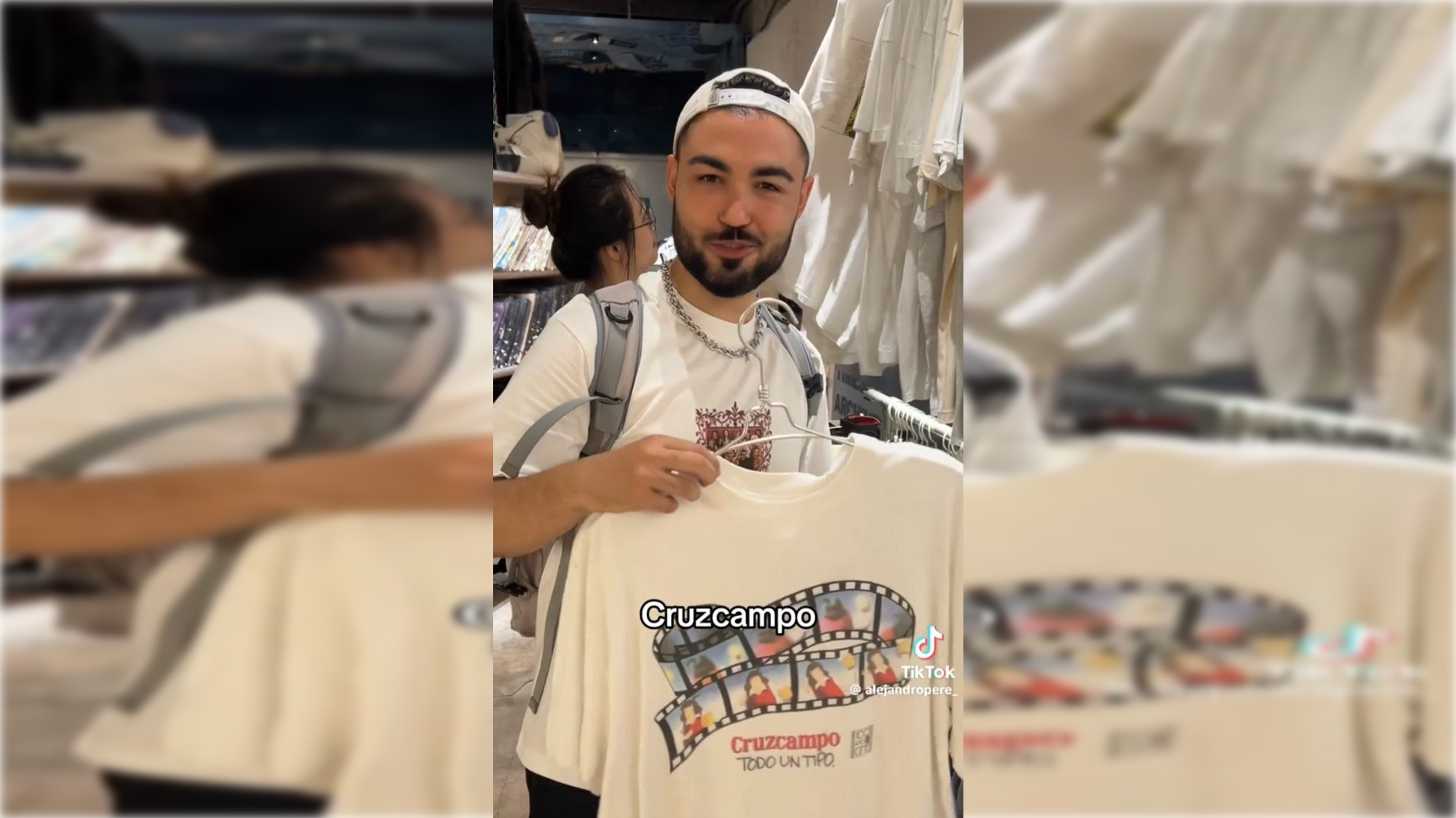 Camiseta de Cruzcampo en una tienda de China.