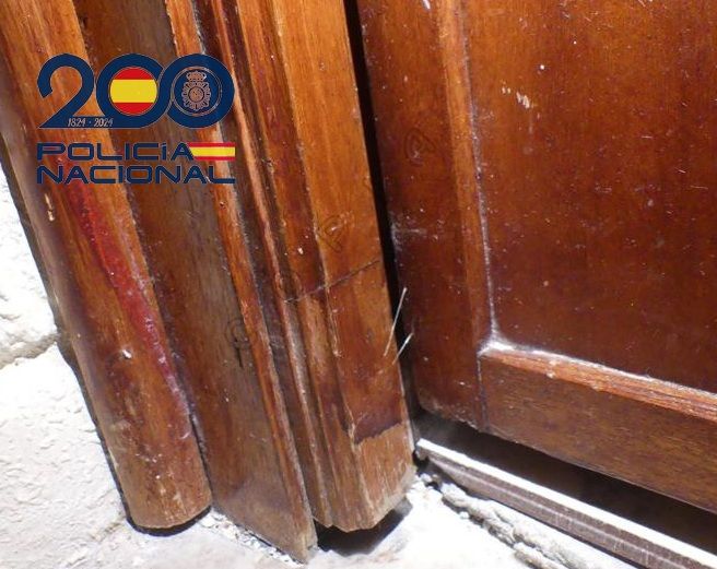 Una de las puertas marcadas.