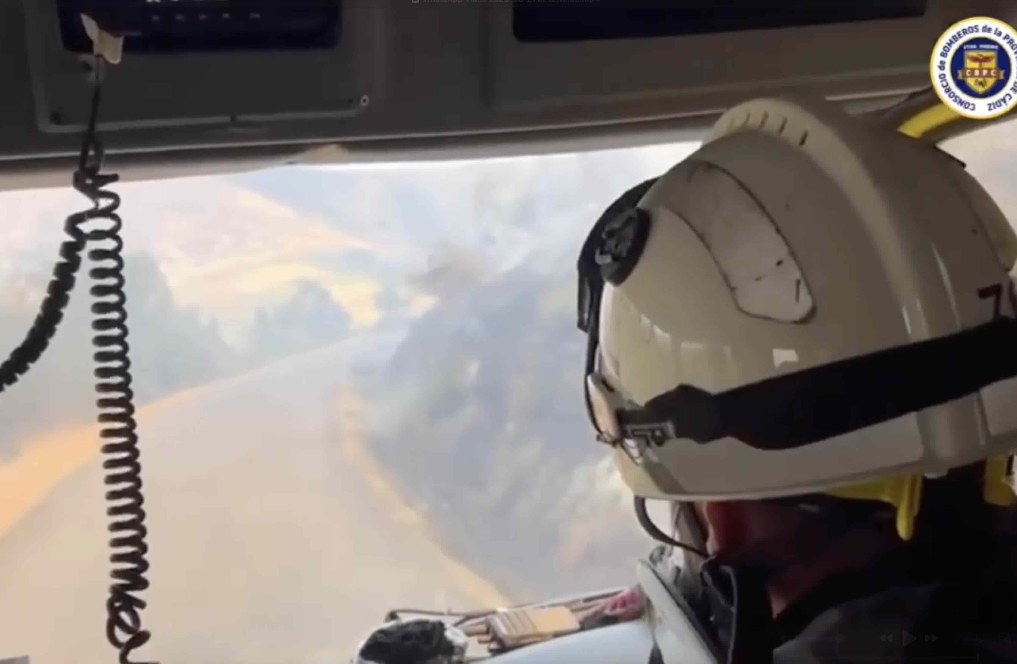Un vehículo de bomberos de Cádiz, en Galicia, este miércoles.