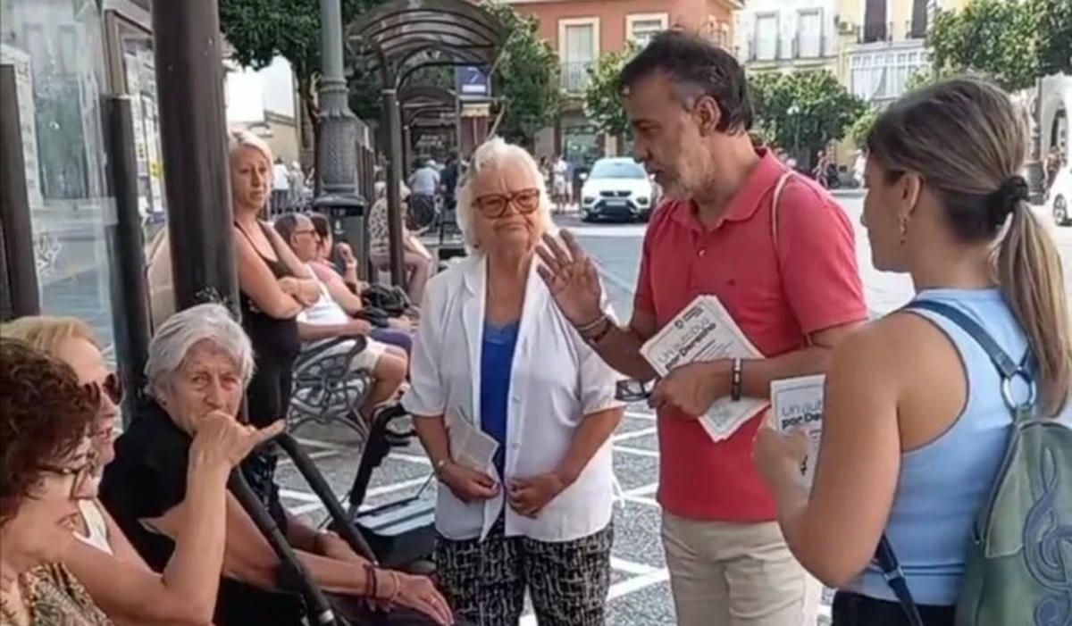 La campaña 'Un autobús por derecho' de Adelante en Jerez.