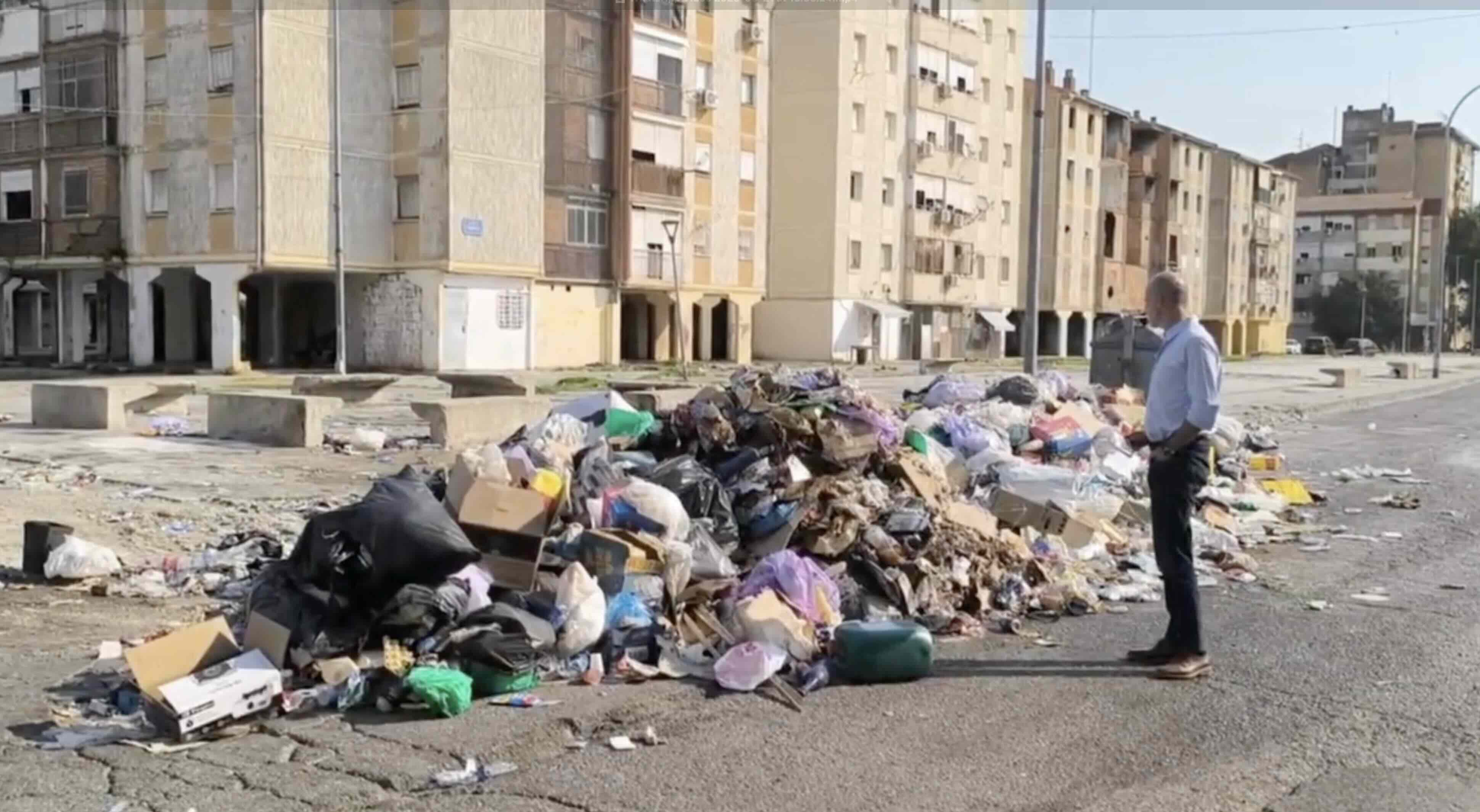 Montañas de basura en las Tres Mil de Sevilla.